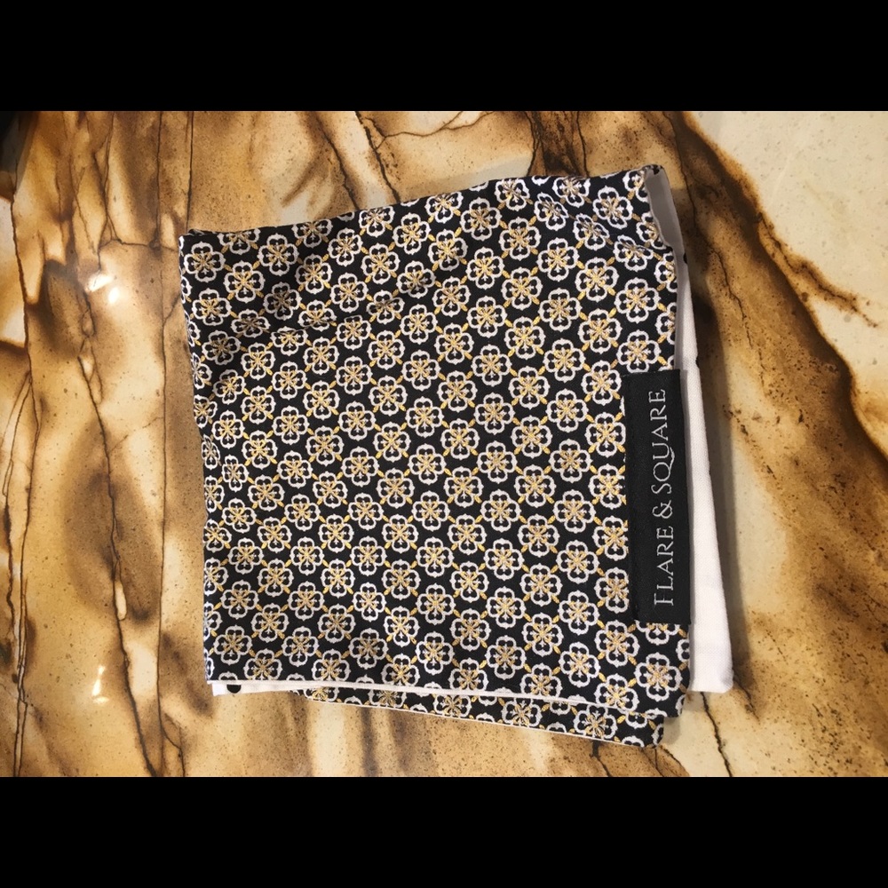 Flare & square pocket square